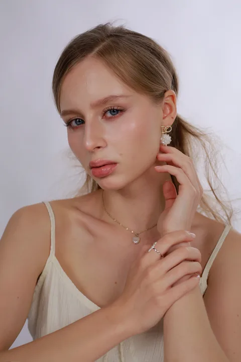 Karolina Juza — beauty campaign portrait for PRAMY