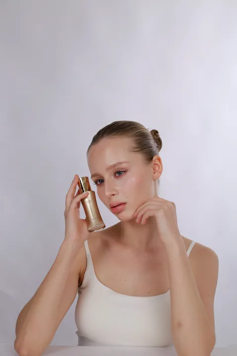 Karolina Juza — beauty campaign portrait for PRAMY