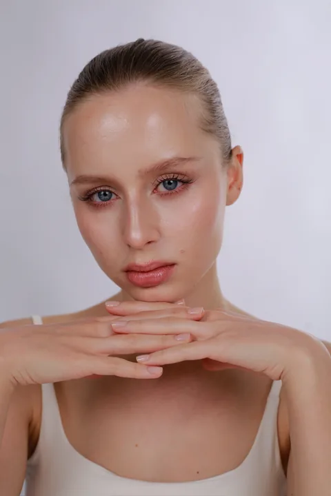 Karolina Juza — beauty campaign portrait for PRAMY