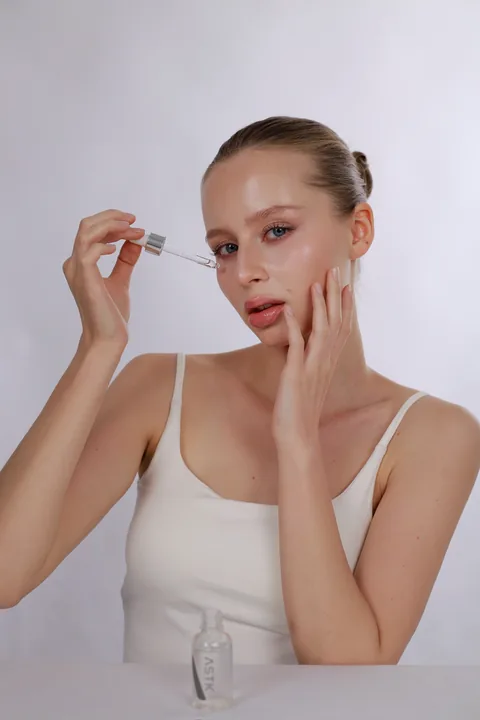 Karolina Juza — beauty campaign portrait for PRAMY