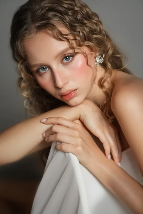 Karolina Juza — curls and a white gown