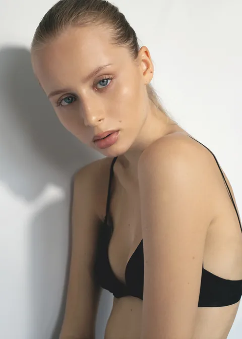 Karolina Juza — studio test on a grey backdrop