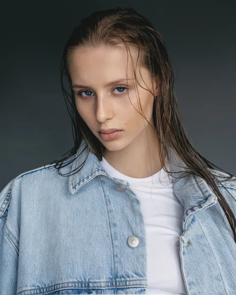 Karolina Juza — studio test on a grey backdrop