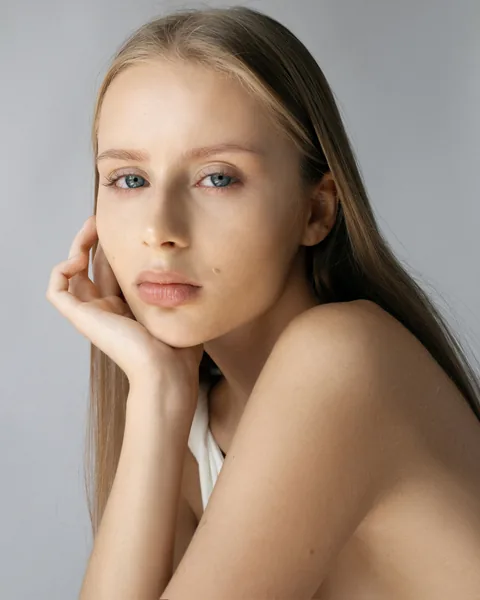 Karolina Juza — studio test on a grey backdrop